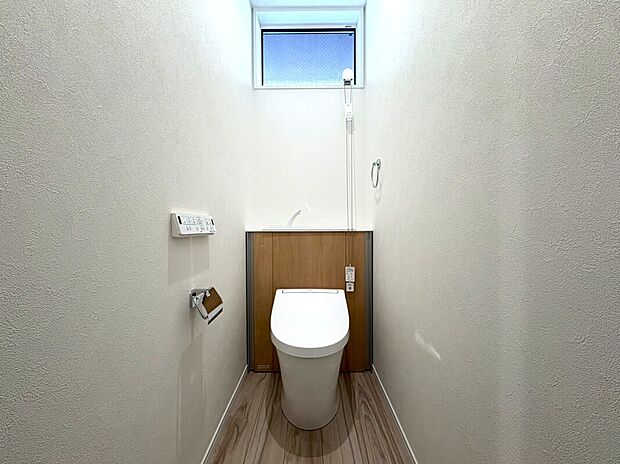 【トイレ　B号棟】■INAX　「ベーシアピタ フチレス」。汚れにくくお掃除のしやすいフチレス形状の便器を採用することで少ない水でもしっかり汚れを洗い流し、清潔でデザイン性のある空間を実現します。