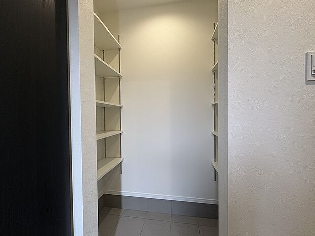 【土間収納　現地写真】■ゴルフバックやベビーカーを収納できる土間収納付き