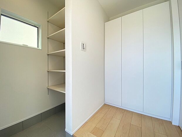 【土間収納 施工例】■ゴルフバックやベビーカーを収納できる土間収納付き