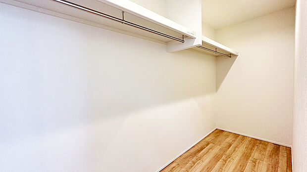 【WIC 施工例】■衣類だけではなく、バッグや帽子、アクセサリーといったファッションアイテムを全て一ヶ所で収納
■余分なものを置かずにすみ、寝室内がスッキリ