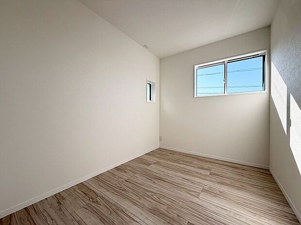 【洋室　D号棟現地写真】■洋室にはそれぞれクローゼットを設け、十分な収納スペースをつくることで美しい空間づくりの手助けをします。