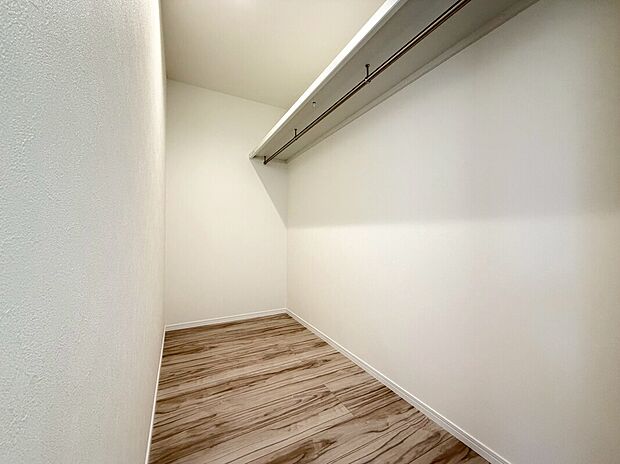 【WIC　D号棟現地写真】■ゴルフバックやキャリーケースなど、大きなものの収納場所にも困りません。季節の家電や、布団、衣替えの衣類なども収納することができます。