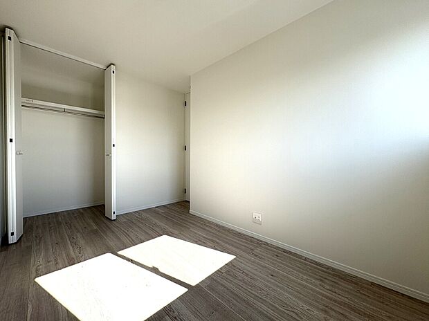 【洋室】子ども部屋にも広々クローゼット。吊りレールで開閉がスムーズに行えます。