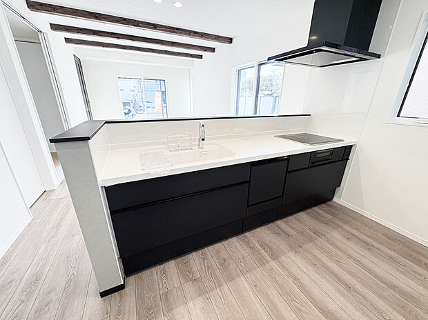 【リクシル　システムキッチン「ES」　A号棟】【キレイシンク】
シンク底面がフラットで排水口の見えないスッキリデザイン人造大理石製のシンク。
【タッチレス水栓】
吐水も止水も手をかざすだけなので省エネ効果が期待できます。
また、食器洗い乾燥機、熱のこもりにくいIHコンロ、お手入れのしやすい目地のないフラットなキッチンパネル採用するなど、毎日の家事を快適に行えるように厳選したシステムキッチンです。