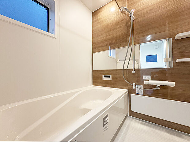 【リクシル　システムバスルーム「AX」B号棟】【キレイサーモフロア】
スポンジが奥まで入り、お掃除ラクラク。独自の断熱層で寒い冬場でもヒヤッとしません。
【サーモバスS】
浴槽保温材と保温組フタのダブル保温で、時間が経っても浴槽内の温度を最小限に抑えます。
半身浴のできるベンチ付きの節水型の浴槽、排水口はシャワーなどの排水時に渦を起こして髪の毛やゴミをまとめてくれるためお掃除簡単で汚れもつきにくい構造になっています。