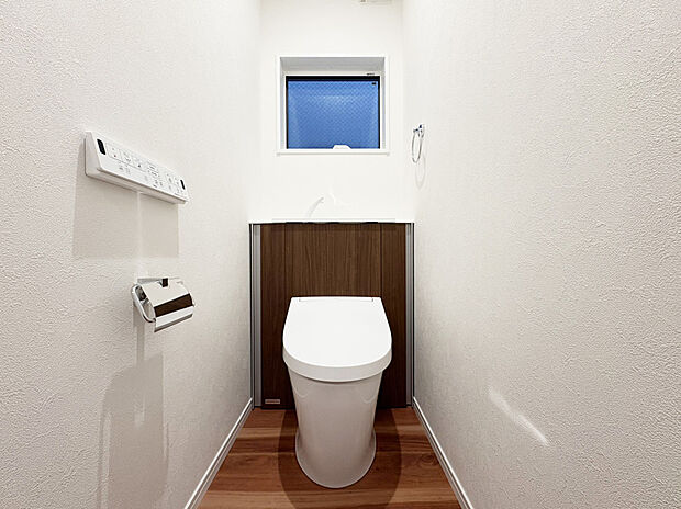 【トイレ　B号棟】■INAX　「ベーシアピタ フチレス」。汚れにくくお掃除のしやすいフチレス形状の便器を採用することで少ない水でもしっかり汚れを洗い流し、清潔でデザイン性のある空間を実現