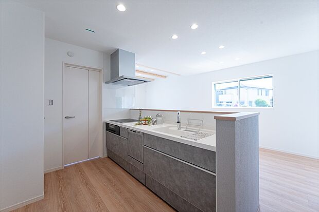 【キッチン 同仕様】■リクシル システムキッチン「ES」洗練されたデザインと優れた使いやすさ。最新機能も多彩に備えた、システムキッチン。暮らしの中心として、家族が自然と集まる空間が実現