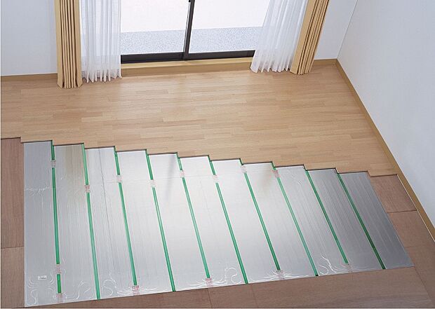 【ガス温水式床暖房】ふく射熱効果で床からお部屋全体を温めます。温風が出ない床暖房は、ホコリが立たず清潔です。石油ストーブのように燃焼時のニオイもありません。また必要なときだけガスを燃焼するため経済的です。