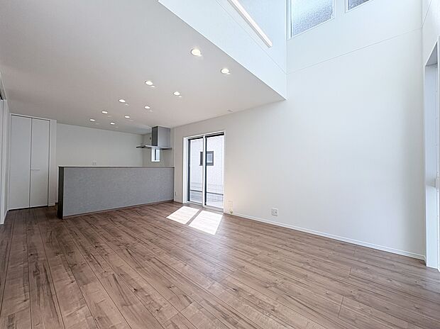 【リビング B号棟現地写真】■LDK部分には、光をいれるための独立した吹抜けにより開放感もございます。