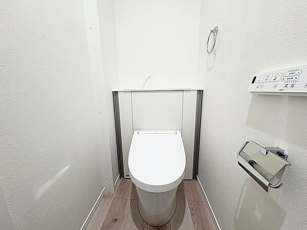 【トイレ　C号棟】■INAX　「ベーシアピタ フチレス」。汚れにくくお掃除のしやすいフチレス形状の便器を採用することで少ない水でもしっかり汚れを洗い流し、清潔でデザイン性のある空間を実現します。