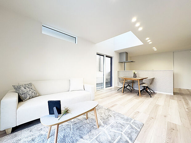 【リビング　C号棟】リビングにはガス温水式床暖房を搭載！空気の乾燥、汚すことなく冬場でも快適に過ごすことができます。

