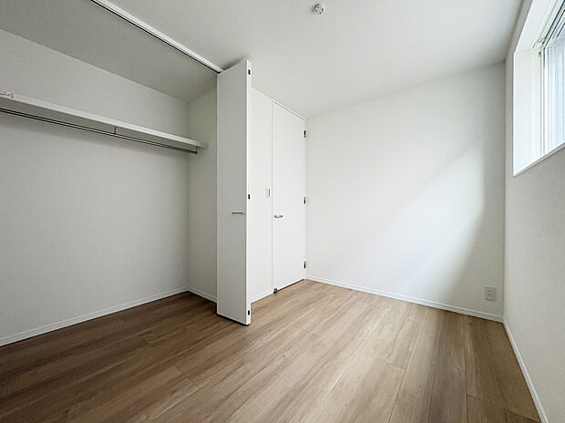 【洋室　C号棟】全室収納付きで住まいをスッキリと保てます！
