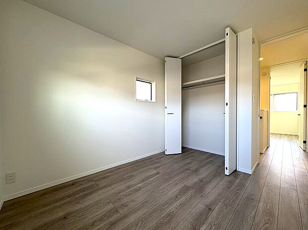 【洋室】■リクシル　システムバスルーム「AX」。フロアはスポンジが奥まで入り掃除がラクラク。また独自の断熱層を使用しているため冬場でも冷やっとしません。
