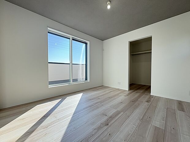 【主寝室 A号棟現地写真】■ゆったりとした広さを確保した癒しの主寝室。広々ウォークインクローゼット設置で、収納力も十分。快適な新生活が送れます。