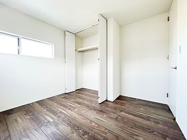 【洋室　同一仕様】■子ども部屋にも広々クローゼット
■吊りレールで開閉がスムーズ