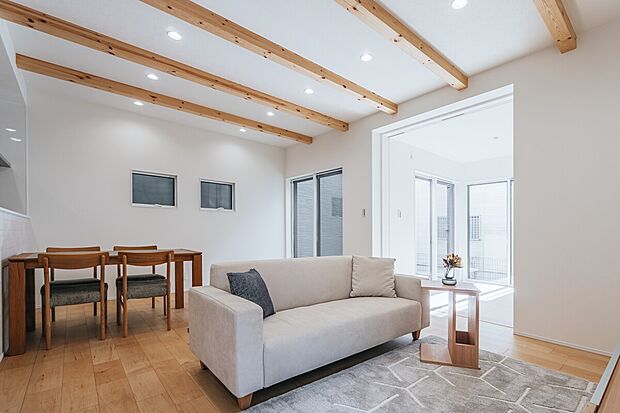 【リビング 同仕様】■木肌の美しいあらわし梁が、ワンランク上の生活を選出