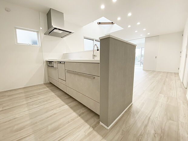 【キッチン 施工例 A号棟】■IHクッキングヒーター・お手入れ楽々ガラストップ採用
■扉がゆっくり閉まるソフトモーションレール使用
■かざすと水が出るタッチレス水栓
■家事がはかどる食器洗い乾燥機付き。