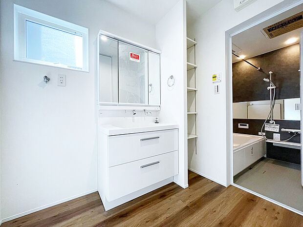 【洗面　施工例写真】■リクシル　「EV」。洗面器一体型カウンターでつぎ目などの凹凸がなく汚れもさっとひと拭き。また節水と省エネ性にすぐれた上から水のでるキレイアップ水栓は、水栓のまわりに水がたまらないのでお掃除が簡単。