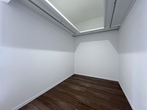 【WIC　A号棟現地写真】■ゴルフバックやキャリーケースなど、大きなものの収納場所にも困りません。季節の家電や、布団、衣替えの衣類なども収納することができます。