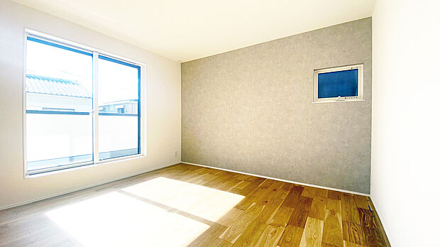 【主寝室　施工例】■収納上手ウォークインクローゼット有り
■生活のしやすさを考えてコンセントを2か所に設置
