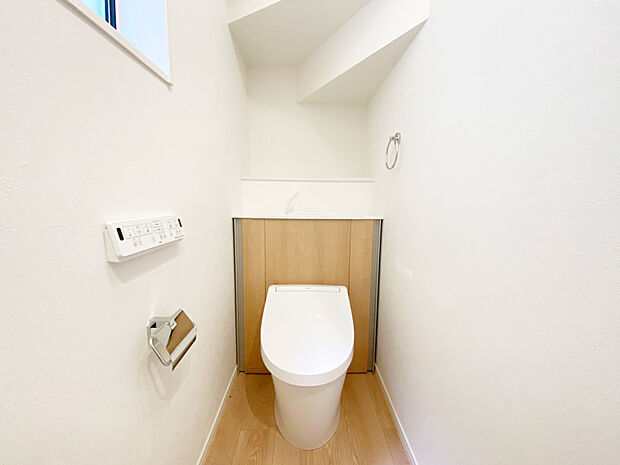 【トイレ　同一仕様】■INAX　「ベーシアピタ フチレス」。汚れにくくお掃除のしやすいフチレス形状の便器を採用することで少ない水でもしっかり汚れを洗い流し、清潔でデザイン性のある空間を実現します。