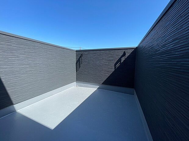 【バルコニー　同一仕様】■奥行きのあるバルコニー
■洗濯物が良く乾く南向き