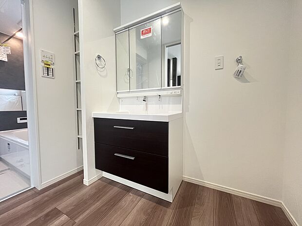 【洗面　施工例】■リクシル　「EV」。洗面器一体型カウンターでつぎ目などの凹凸がなく汚れもさっとひと拭き。また節水と省エネ性にすぐれた上から水のでるキレイアップ水栓