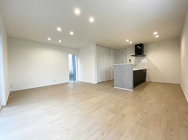 【リビング　同仕様】■南向きのリビングには心地いい日差しが差し込みます