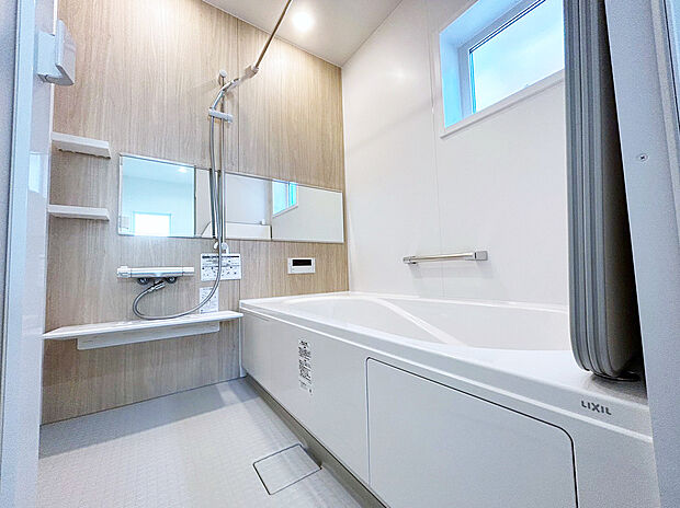 【 浴室　同仕様写真】
■リクシル　システムバスルーム「AX」。フロアはスポンジが奥まで入り掃除がラクラク。また独自の断熱層を使用しているため冬場でも冷やっとしません。
