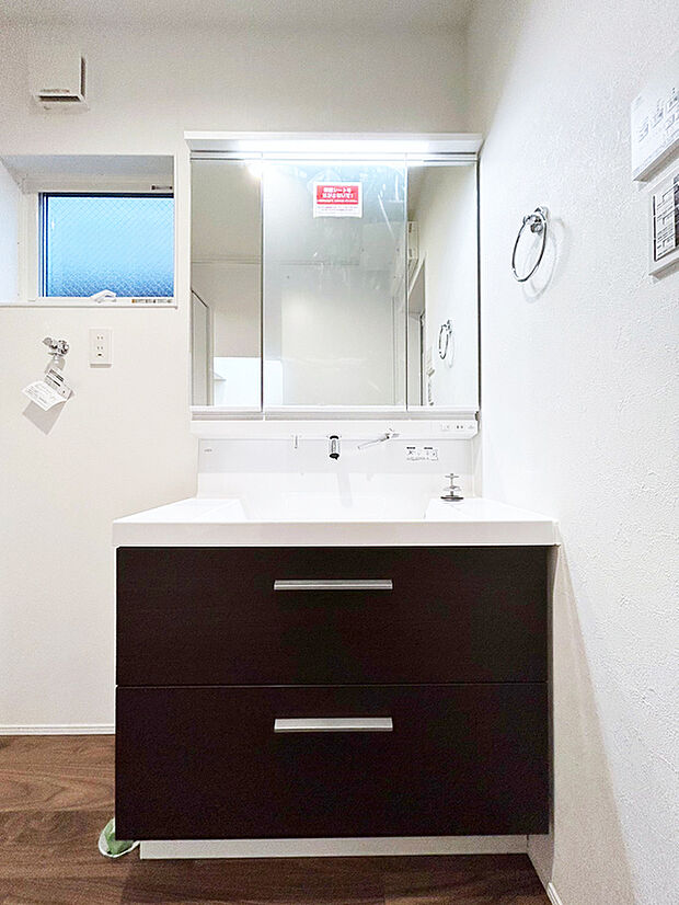 【洗面　施工例】■ヒーターなしでもくもりにくい「くもりどめコート」。
■引出し収納の他に３面ミラー裏にも高さを変えられる棚あり。
■シンクに継ぎ目などの凹凸がなく、飛び散った水滴をサッと拭き取れます。
