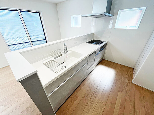 【キッチン 同仕様写真】■リクシル システムキッチン「ES」洗練されたデザインと優れた使いやすさ。最新機能も多彩に備えた、システムキッチン。暮らしの中心として、家族が自然と集まる空間が実現