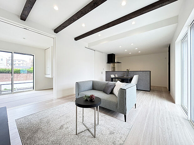 【リビング　施工例写真】ガス温水式床暖房を搭載し、空気の乾燥、汚すことなく冬場でも快適です。土間収納・納戸・階段下収納など、収納力豊富な間取りです！

