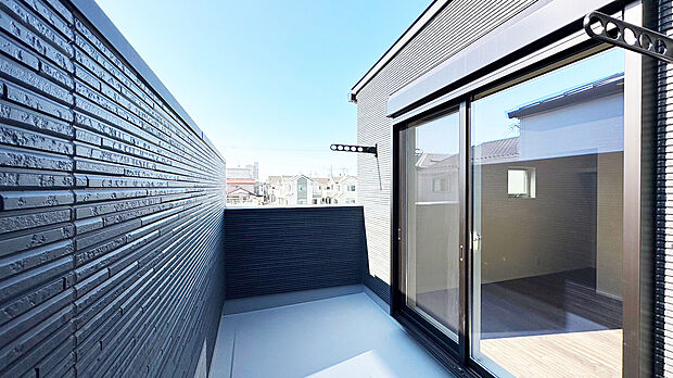 【バルコニー　施工例】■奥行きのあるバルコニー
■洗濯物が良く乾く南向き
■横に長い南側バルコニーで、お洗濯物が沢山干せます！