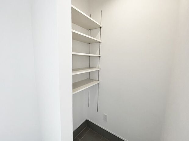 【土間収納 B号棟 同仕様写真】■ゴルフバックやベビーカーを収納できる土間収納付き