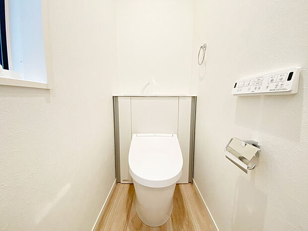 【トイレ　同仕様写真】■INAX　「ベーシアピタ フチレス」。汚れにくくお掃除のしやすいフチレス形状の便器を採用することで少ない水でもしっかり汚れを洗い流し、清潔でデザイン性のある空間を実現します。