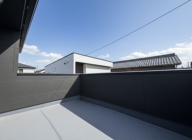 【バルコニー　同仕様写真】■奥行きのあるバルコニー
■洗濯物が良く乾く南向き