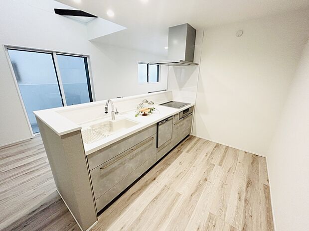 【キッチン　施工例】■IHクッキングヒーター・お手入れ楽々ガラストップ採用
■扉がゆっくり閉まるソフトモーションレール使用
■かざすと水が出るタッチレス水栓
■家事がはかどる食器洗い乾燥機付き。