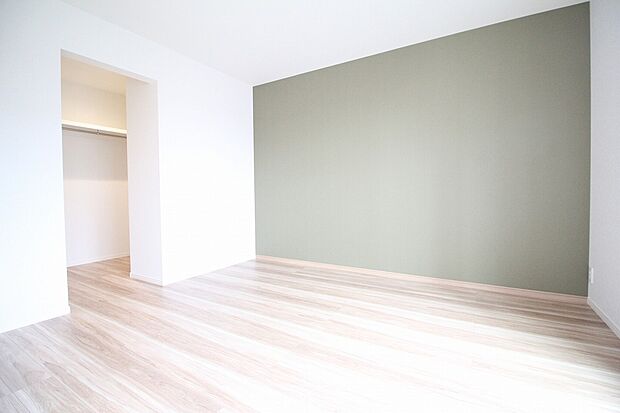 【主寝室　B号棟　同仕様写真】■ゆったりとした広さを確保した癒しの主寝室。広々ウォークインクローゼット設置で、収納力も十分。快適な新生活が送れます