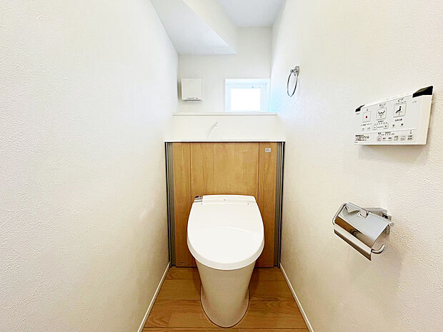 【トイレ　B号棟　同仕様写真】■INAX　「ベーシアピタ フチレス」。汚れにくくお掃除のしやすいフチレス形状の便器を採用することで少ない水でもしっかり汚れを洗い流し、清潔でデザイン性のある空間を実現します。