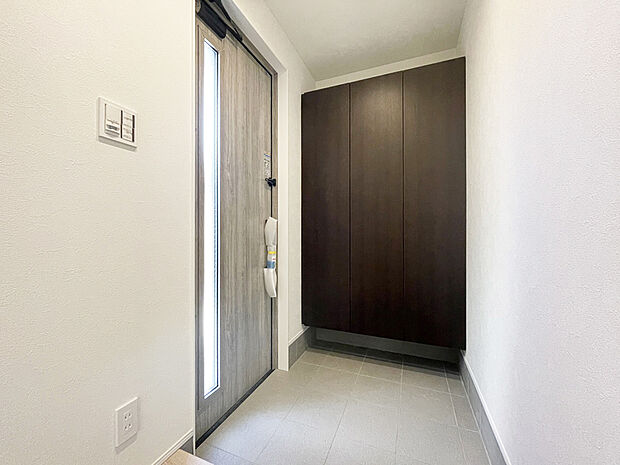 【玄関　施工例写真】容量の下駄箱を採用しておりますので、お履物はもちろん、稼動棚を動かせば履物以外も収納できます。