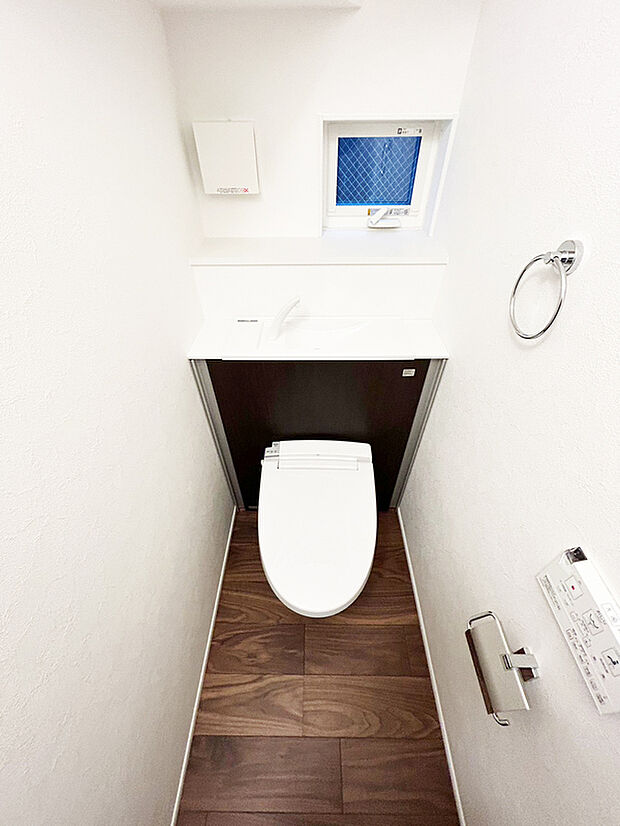 【トイレ　施工例】■ヒートショック対策、梅雨・花粉時期の洗濯物の乾燥に活躍する浴室暖房乾燥機付き。
■4時間以上経っても湯温低下はわずか2.5℃。
■浴槽保温材と保温組フタでさらに保温が長持ちサーモバス。
