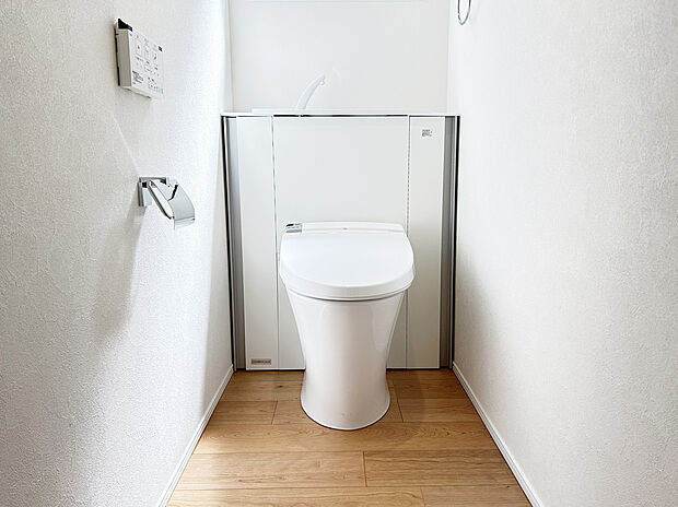 【トイレ　施工例写真】■INAX　「ベーシアピタ フチレス」。汚れにくくお掃除のしやすいフチレス形状の便器を採用することで少ない水でもしっかり汚れを洗い流し、清潔でデザイン性のある空間を実現します。