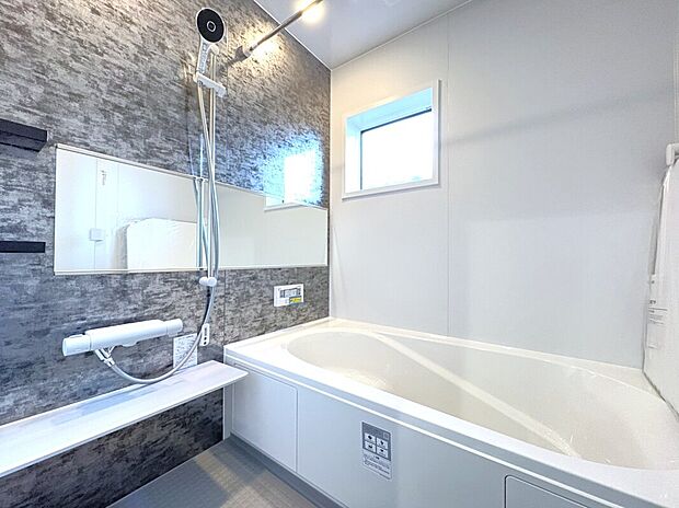 【 浴室　施工例】■ヒートショック対策、梅雨・花粉時期の洗濯物の乾燥に活躍する浴室暖房乾燥機付き。
■4時間以上経っても湯温低下はわずか2.5℃。
■浴槽保温材と保温組フタでさらに保温が長持ちサーモバス。