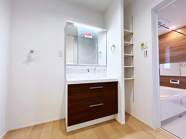 【洗面　同一仕様】■リクシル　「EV」。洗面器一体型カウンターでつぎ目などの凹凸がなく汚れもさっとひと拭き。また節水と省エネ性にすぐれた上から水のでるキレイアップ水栓は、水栓のまわりに水がたまらないのでお掃除が簡単。
