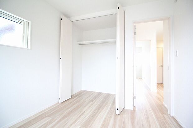 【洋室　B号棟　同仕様写真】■子ども部屋にぴったりな洋室にも広々クローゼット。吊りレールで開閉がスムーズにおこなえます