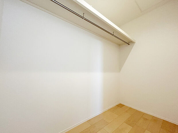 【WIC　B号棟　同仕様写真】■主寝室に1.5帖のウォークインクローゼットを併設し、広々とした収納スペースに設置された枕棚が洋服をたくさん収納します。