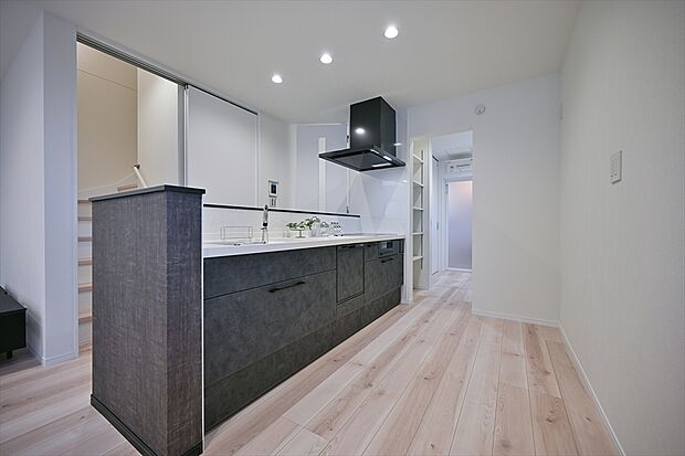 【キッチン　B号棟　同仕様写真】■リクシル　システムキッチン「ES」洗練されたデザインと優れた使いやすさ。最新機能も多彩に備えた、システムキッチン。暮らしの中心として、家族が自然と集まる空間が実現します。