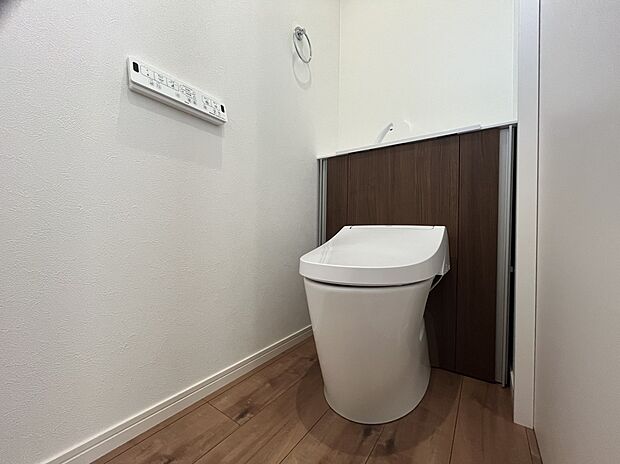 【トイレ　施工例】■INAX　「ベーシアピタ フチレス」。汚れにくくお掃除のしやすいフチレス形状の便器を採用することで少ない水でもしっかり汚れを洗い流し、清潔でデザイン性のある空間を実現します。