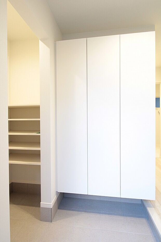 【玄関　同仕様写真】■奥様に嬉しい大容量の靴収納
■スッキリとしたデザイン