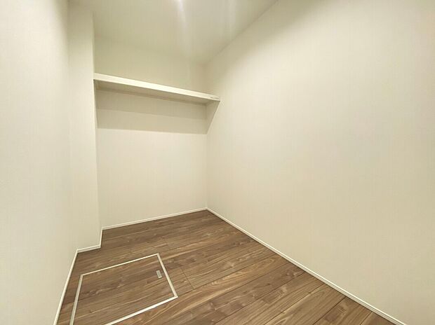 【 納戸　施工例】■掃除道具やレジャー用品等の収納に便利な納戸
■コンセントを設置することで様々な使い方ができます